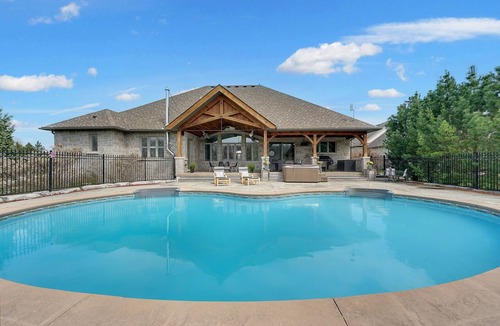 Rosemount House | Welcome to paradise in Cambridge Ontario!