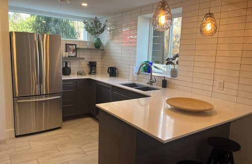 Central Okanagan House | Welcome to "Paws and Stay Retreat". 5 minutes from downtown. Walk to wineries!
