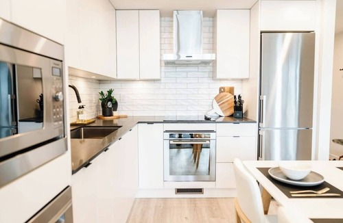 Downtown Kelowna Condo | Welcome to The New Yorker! A stylish downtown Kelowna retreat with lake views, a rooftop terrace, and walkable access to restaurants, shops, beaches, and the waterfront.