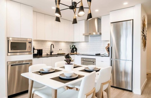 Downtown Kelowna Condo | Welcome to The New Yorker! A stylish downtown Kelowna retreat with lake views, a rooftop terrace, and walkable access to restaurants, shops, beaches, and the waterfront.