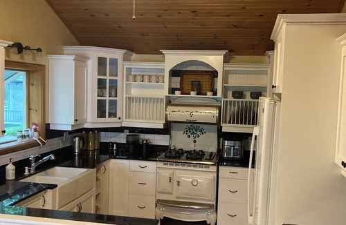 Marmora Cottage | Welcome to The Waters Edge on Crowe Lake - AIR CONDITIONING property for escape.