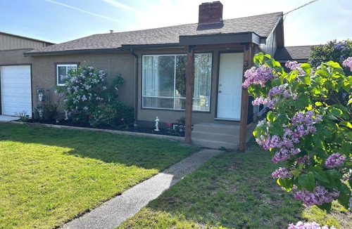 Central Okanagan House | West Kelowna Cozy Vineyard Farmhouse (entire house)