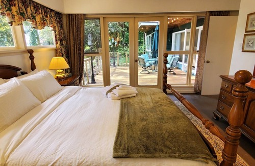 Hollyburn House | West Vancouver 5BR/4BA House | Patio · Garden & BBQ