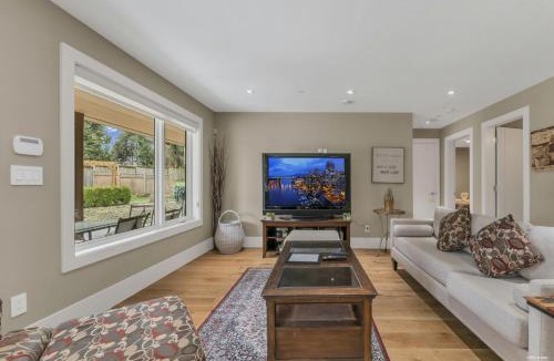 West Vancouver House | West Vancouver Cozy 2 Bedrooms Suite Garden View by Moonlight B&B