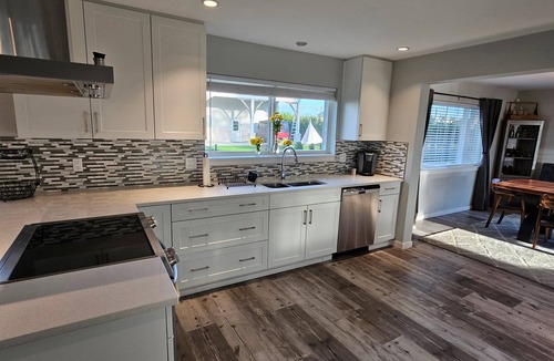 Metro Vancouver Regional District House | Westham Island Getaway! Hot tub/Fire Pit! Sleeps 17 in a quaint farm setting.