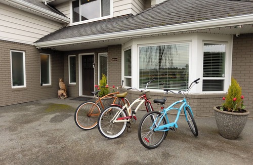 Metro Vancouver Regional District House | Westham Island - Hot tub/Fire Pit! Sleeps 8 in a quaint farm setting.