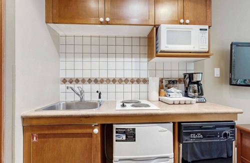 Village North Hotel | Whistler - Cascade Lodge 201