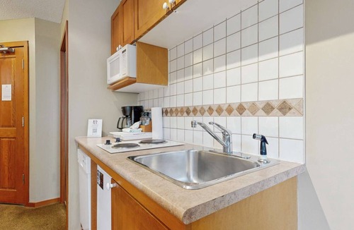 Village North Hotel | Whistler - Cascade Lodge 211