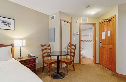 Village North Hotel | Whistler - Cascade Lodge 211