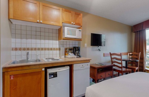 Village North Hotel | Whistler - Cascade Lodge 501