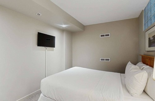 Whistler Village Hotel | Whistler - Whistler Peak Lodge 213