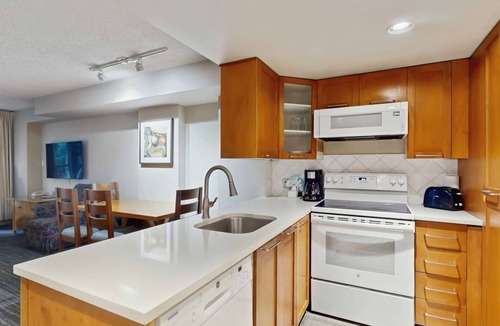 Whistler Village Hotel | Whistler - Whistler Peak Lodge 3301