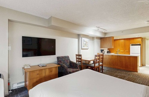 Whistler Village Hotel | Whistler - Whistler Peak Lodge 3301