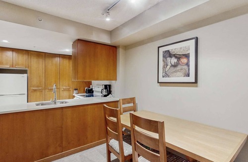 Whistler Village Hotel | Whistler - Whistler Peak Lodge 510