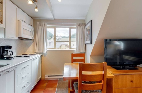 Whistler Village Hotel | Whistler - Whistler Peak Lodge 602