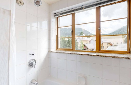 Whistler Village Hotel | Whistler - Whistler Peak Lodge 602