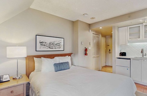 Whistler Village Hotel | Whistler - Whistler Peak Lodge 609