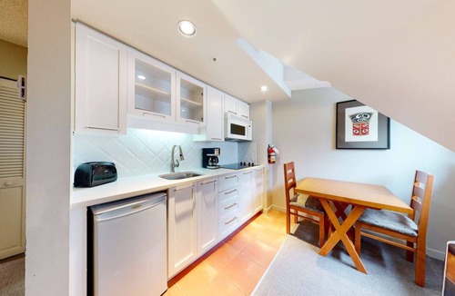 Whistler Village Hotel | Whistler - Whistler Peak Lodge 528