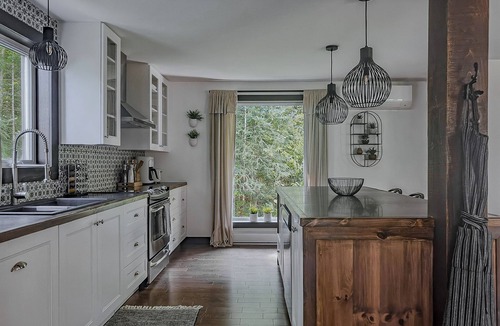 Lac-Superieur Ski Chalet | ❤️ White Cottage | Hot Tub | Private Lake Access | Mont-Tremblant Area