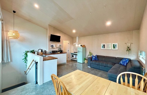 Ucluelet Cottage | White Haus - Cozy rainforest retreat 5 minutes walk to Big Beach. Private sauna!