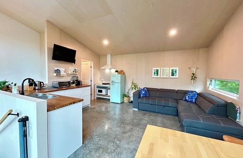 Ucluelet Cottage | White Haus - Cozy rainforest retreat 5 minutes walk to Big Beach. Private sauna!