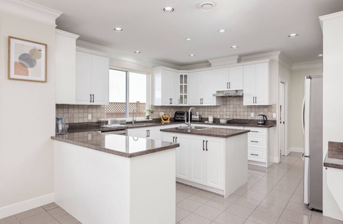 Richmond Apartment | White King Bed. Private Ensuite .Free Parking . Central AC .Near YVR