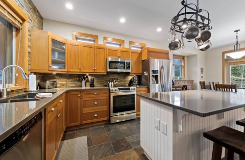 Fairways Ski Chalet | White Pines Chalet: Stunning, Pet friendly, 4BDRM Chalet w/Private Hot tub.