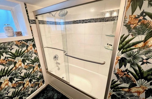 White Rock Bed & Breakfast | White Rock beach house suite 2 blocks from the pier! Fun & colourful decor.