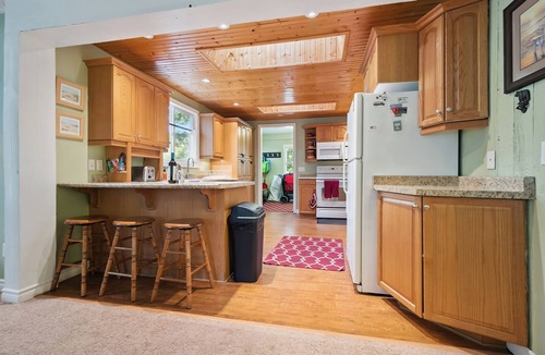 Sauble Beach House | Whitecaps Cottage | Hot Tub | Near BEACH | AC | PET Friendly