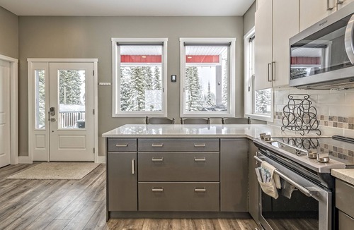 Silver Star Mountain House | Whole Home includes Suite, Private Hot Tub, Laundry, BBQ, close to village