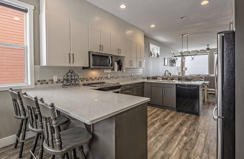 Silver Star Mountain House | Whole Home includes Suite, Private Hot Tub, Laundry, BBQ, close to village