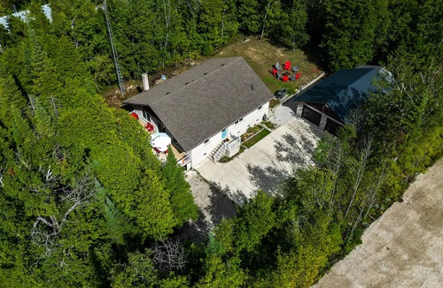 South Bruce Peninsula Cottage | Wind Swept Pines Newly renovated, close to water 3 bedroom cottage