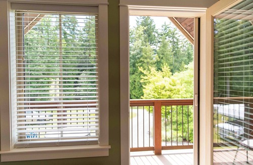 Regional District of Nanaimo House | Windrush Country Estate, 1 Bedroom, 1 Queen Bed, 5 piece Bathroom ☆