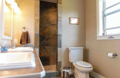 Regional District of Nanaimo House | Windrush Country Estate, 1 Bedroom, 1 Queen Bed, 5 piece Bathroom ☆
