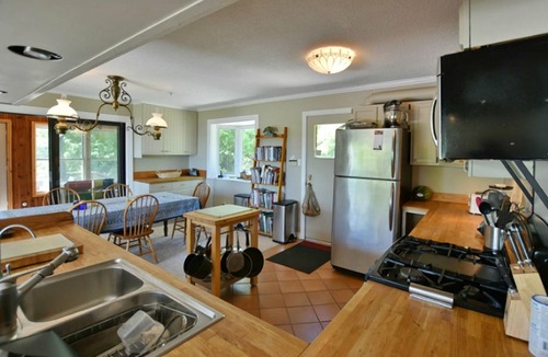 Terra Nova House | Winter ski/summer tennis & 2 ponds on 30 wooded acres, 7 km S of Creemore.