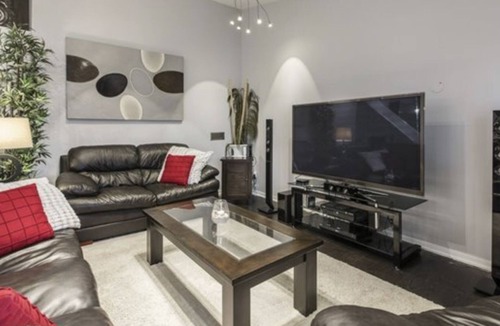 Lakeview House | WORLD CUP! Entire Modern Home BOOK NOW! 10 Mins from Toronto Stadium and Airport