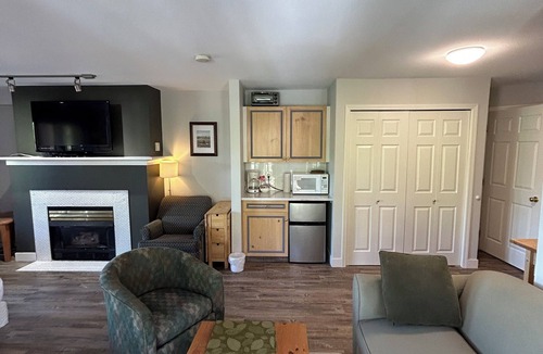 Quail Ridge Apartment | Wraparound Deck - 208B