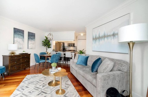 Yaletown Condo | Yaletown Luxury: Water-View 2BR/2BA Condo Steps from Seawall
