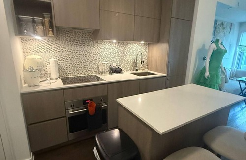 Bloor-Yorkville Condo | Yorkville Retreat Spa Amenities |Walk to Bloor Subway U of T Designer Living