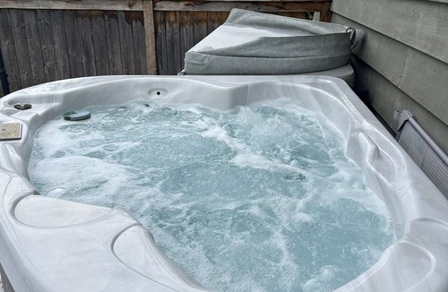 Brackendale House | Your 2-bedroom home near all the trails with Hottub