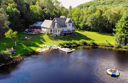 Dorset House | Your Own Private Lake, Pet Friendly, Luxury Family Retreat, up to 10 guests.