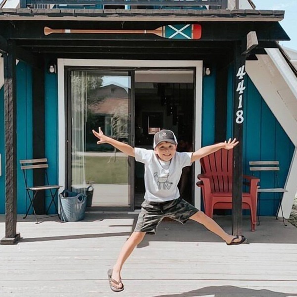 Cozy A-frame cabin 1/2 block from the gorgeous Sylvan Lake beach, parks & pubs