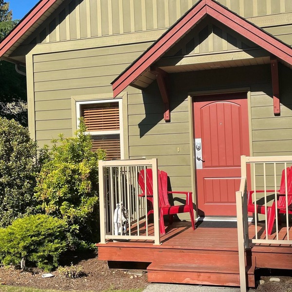 Cozy Cottage with deck & BBQ, short walk Rathtrevor Beach.