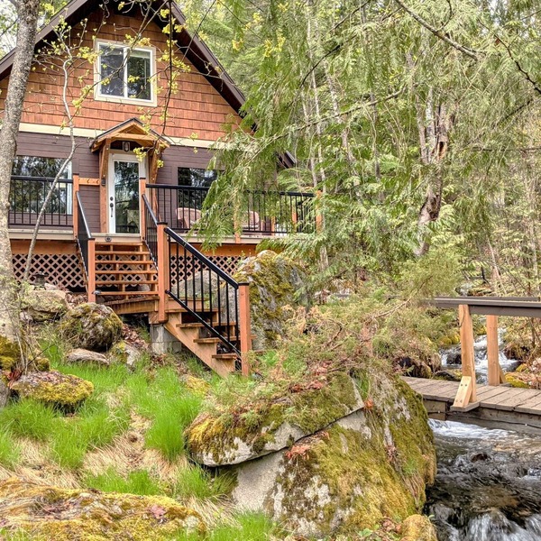 Creekside Cabin - 2 minute walk to the beach. See calendar for available dates.