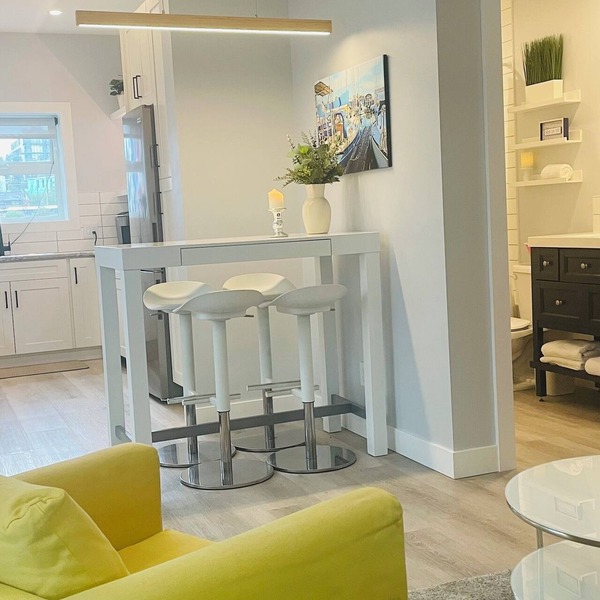 Floating Speakeasy Retreat | Unique & Modern | Minutes to SeaBus & Downtown