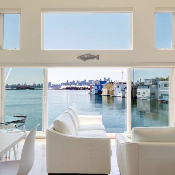 Immerse Yourself in a Classy & Cozy Floating Home with a View! Pets welcome.