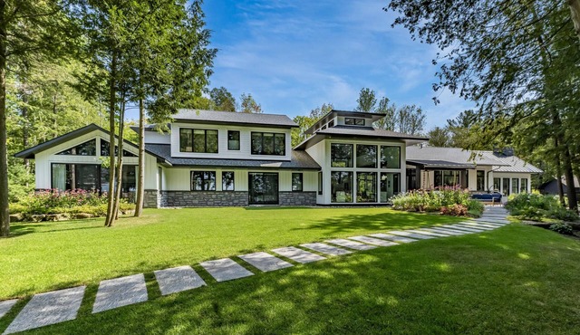 10 bed 9 bath cottage on Walkers Point, Lake Muskoka