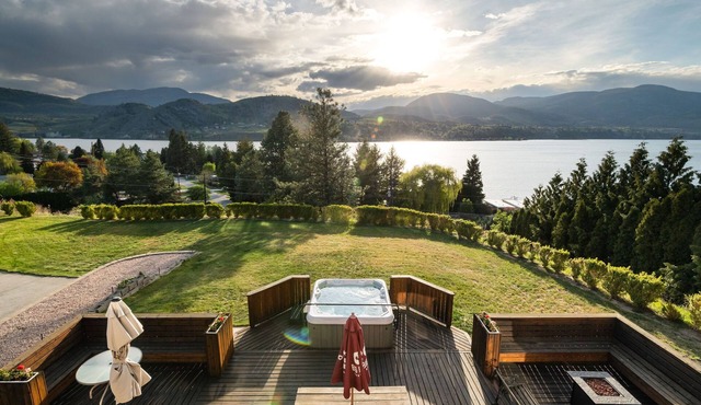10 minutes from Penticton just off Skaha Lake, stunning views from Hot Tub!