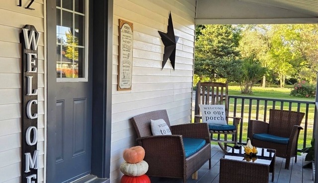 10 minutes to beaches. Family-sized farmhouse with games room and yoga studio.