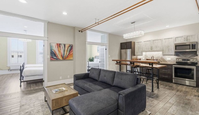 124 Hurontario Unit 1